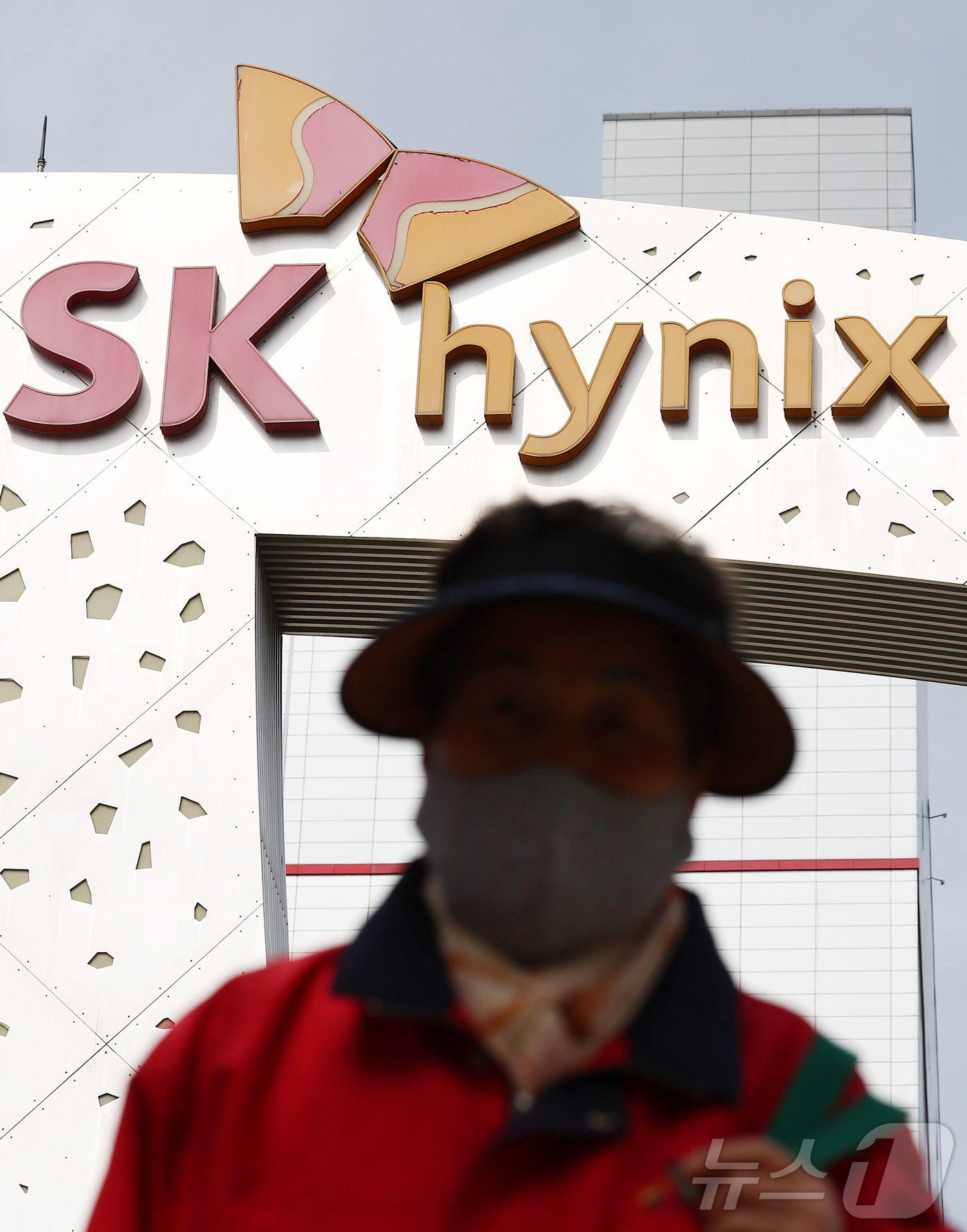 (이천=뉴스1) 김민지 기자 = SK하이닉스가 올해 1분기 영업이익 37조원을 돌파하며 역대 최대 실적을 달성했다.23일 SK하이닉스에 따르면 올해 1분기 매출과 영업이익이 각각 …