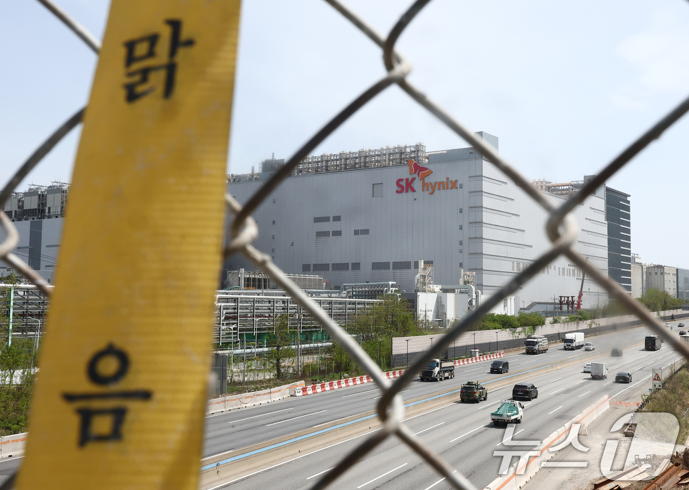 (이천=뉴스1) 김민지 기자 = SK하이닉스가 올해 1분기 영업이익 37조원을 돌파하며 역대 최대 실적을 달성했다.23일 SK하이닉스에 따르면 올해 1분기 매출과 영업이익이 각각 …