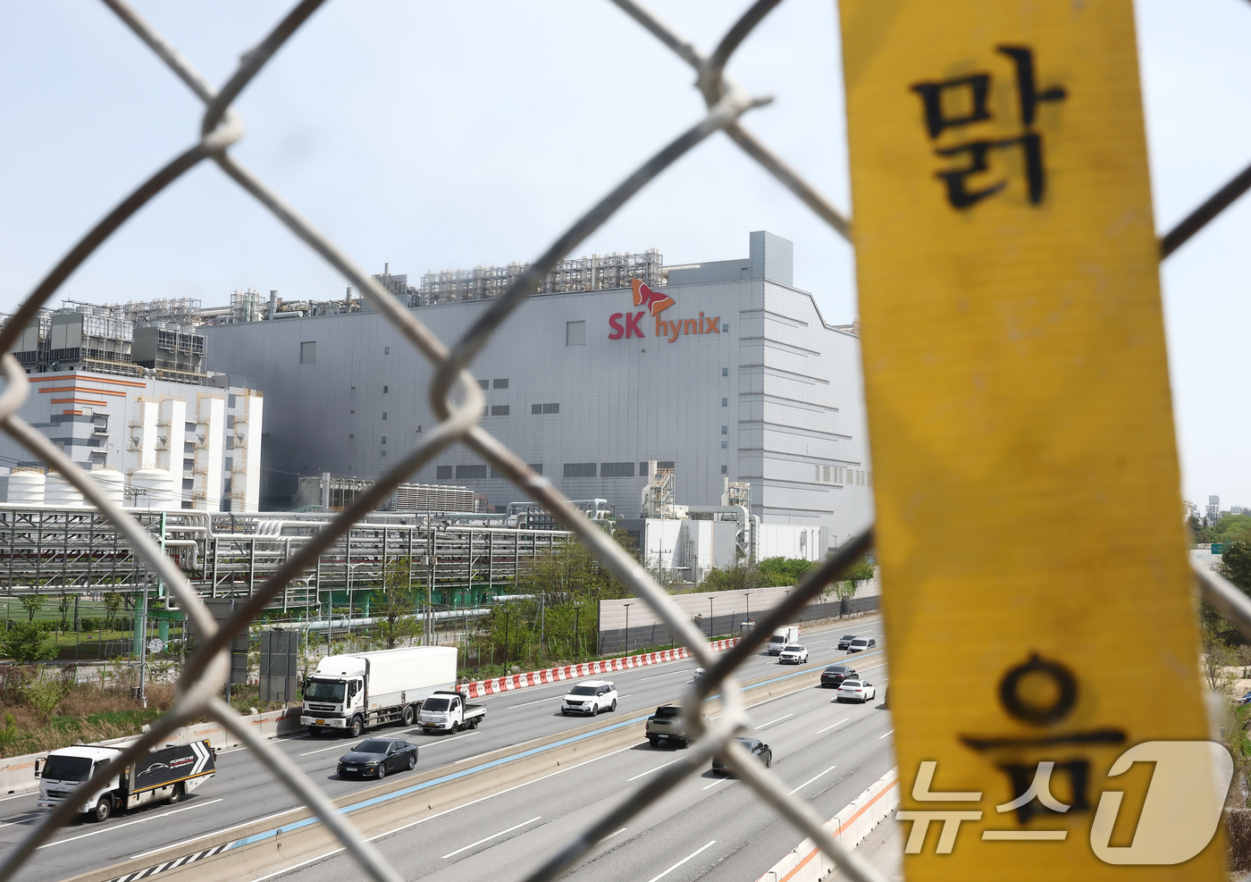 (이천=뉴스1) 김민지 기자 = SK하이닉스가 올해 1분기 영업이익 37조원을 돌파하며 역대 최대 실적을 달성했다.23일 SK하이닉스에 따르면 올해 1분기 매출과 영업이익이 각각 …