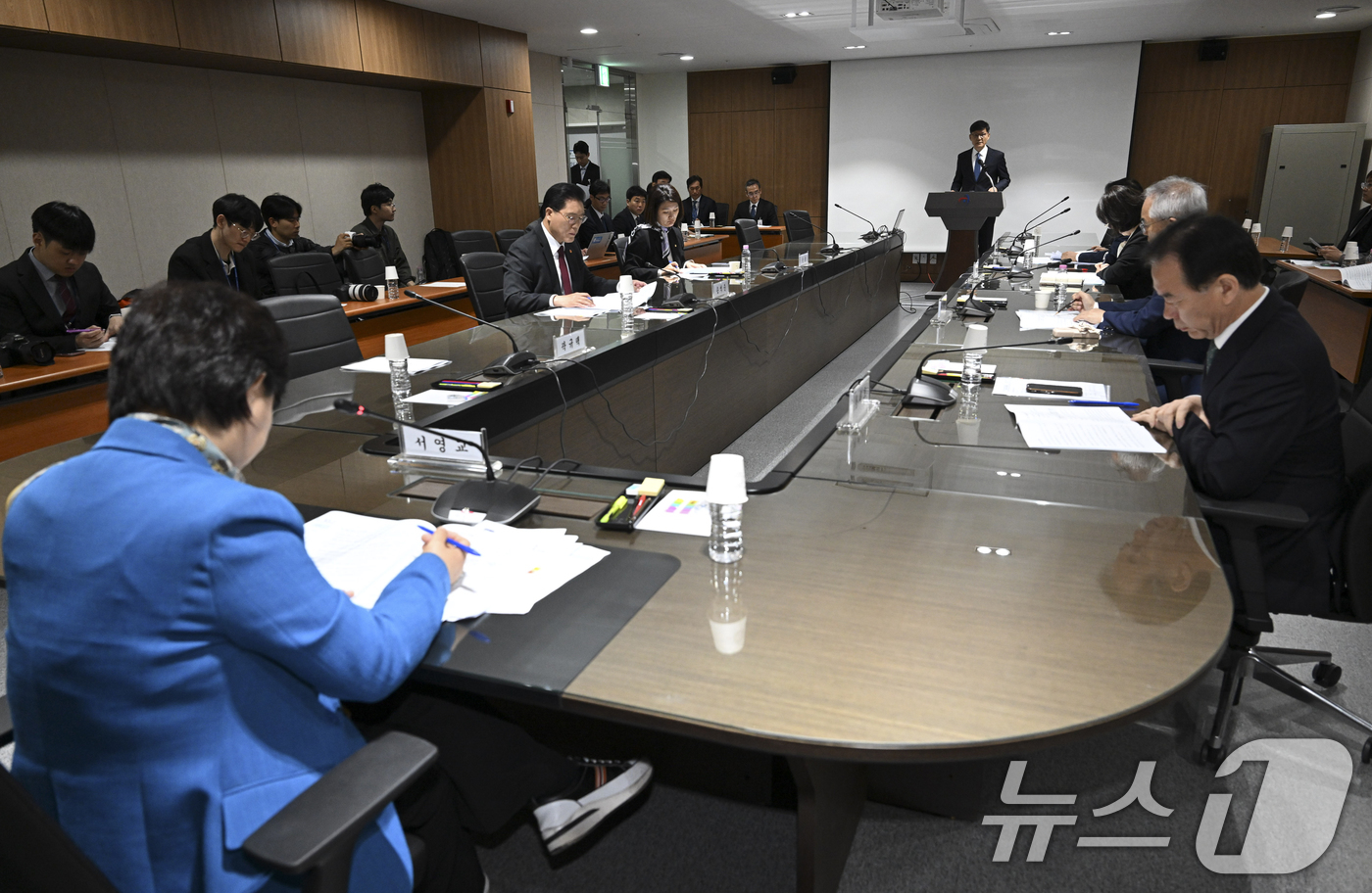 (서울=뉴스1) 국회사진기자단 = 정상우 감사원 사무총장이 23일 오전 서울 종로구 감사원에서 열린 국회 윤석열 정권 정치검찰 조작기소 의혹 사건 진상규명 국정조사특별위원회의 현장 …