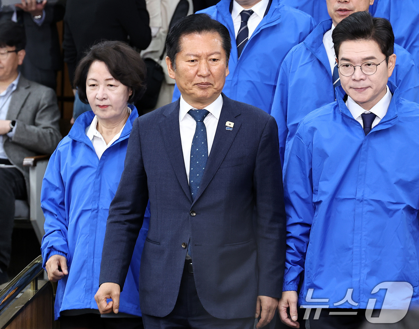 (서울=뉴스1) 구윤성 기자 = 더불어민주당 정청래 대표(가운데)와 정원오 서울시장 후보(오른쪽), 추미애 경기도지사 후보가 23일 서울 여의도 국회에서 열린 6·3 지방선거 광역 …