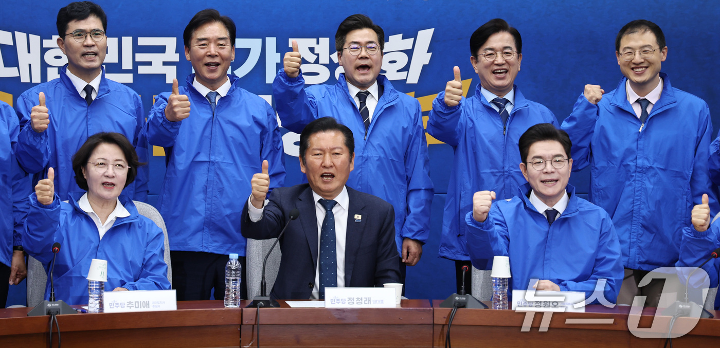 (서울=뉴스1) 구윤성 기자 = 더불어민주당 정청래 대표와 정원오, 추미애 등 6·3 지방선거 광역단체장 후보들이 23일 서울 여의도 국회에서 열린 당 연석회의에서 기념촬영을 하고 …