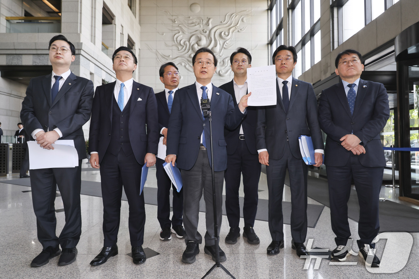 (서울=뉴스1) 국회사진기자단 = 국회 윤석열 정권 정치검찰 조작기소 의혹 사건 진상규명 국정조사특별위원회 여당 측 의원들이 23일 오전 서울 여의도 금융감독원에서 열린 쌍방울 주 …