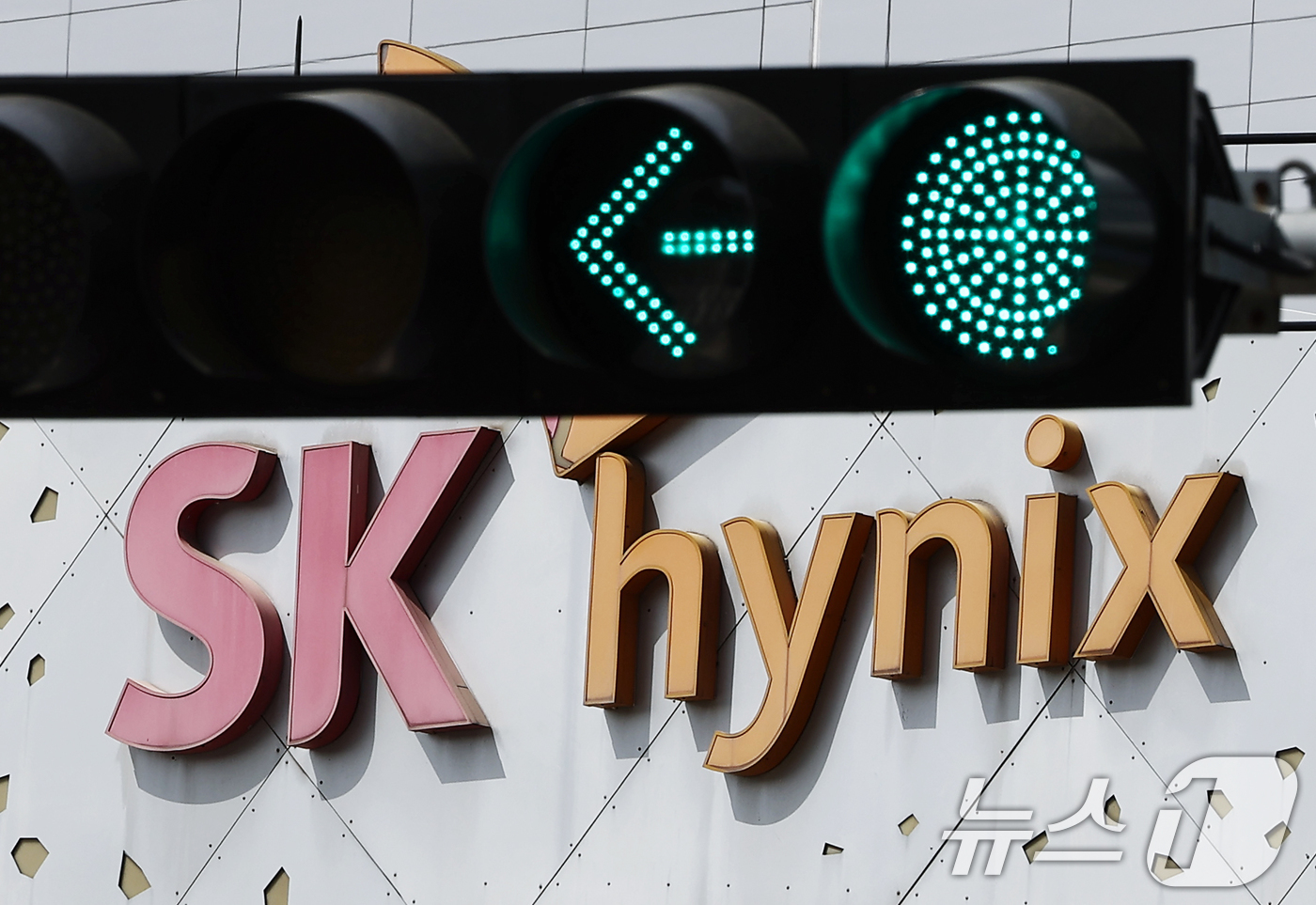 (이천=뉴스1) 김민지 기자 = SK하이닉스가 올해 1분기 영업이익 37조원을 돌파하며 역대 최대 실적을 달성했다.23일 SK하이닉스에 따르면 올해 1분기 매출과 영업이익이 각각 …