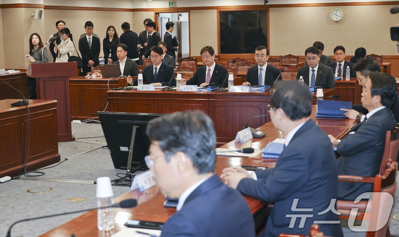 본문 이미지 - 이찬진 금융감독원장이 23일 서울 여의도 금융감독원에서 열린 국회 윤석열 정권 정치검찰 조작기소 의혹 사건 진상규명 국정조사특별위원회의 쌍방울그룹 주가 조작 무마 의혹 관련 현장조사에 자리하고 있다. 2026.4.23 ⓒ 뉴스1 국회사진기자단