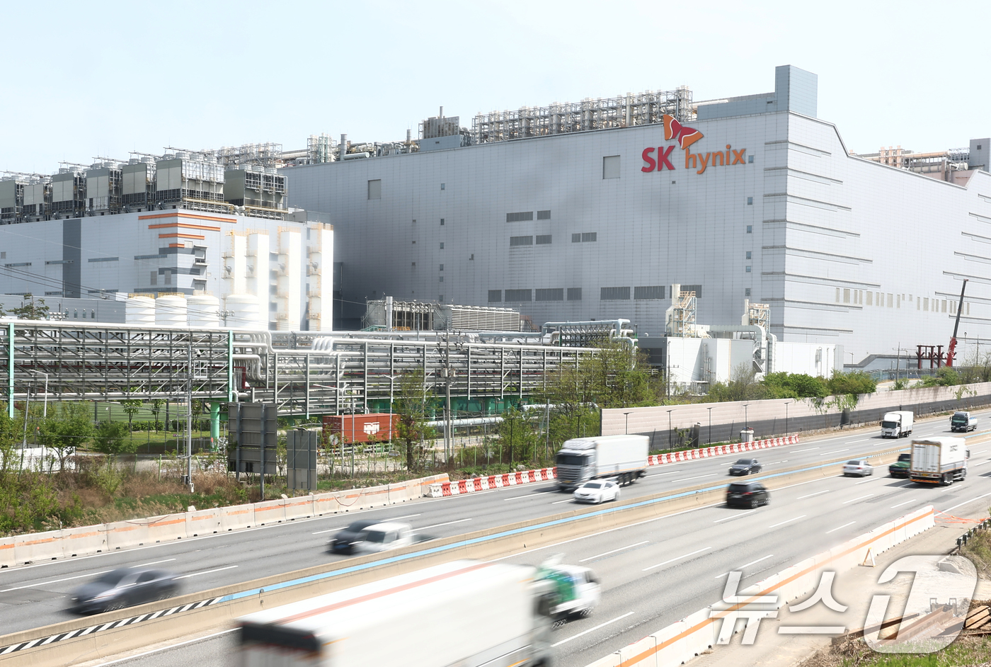 (이천=뉴스1) 김민지 기자 = SK하이닉스가 올해 1분기 영업이익 37조원을 돌파하며 역대 최대 실적을 달성했다.23일 SK하이닉스에 따르면 올해 1분기 매출과 영업이익이 각각 …