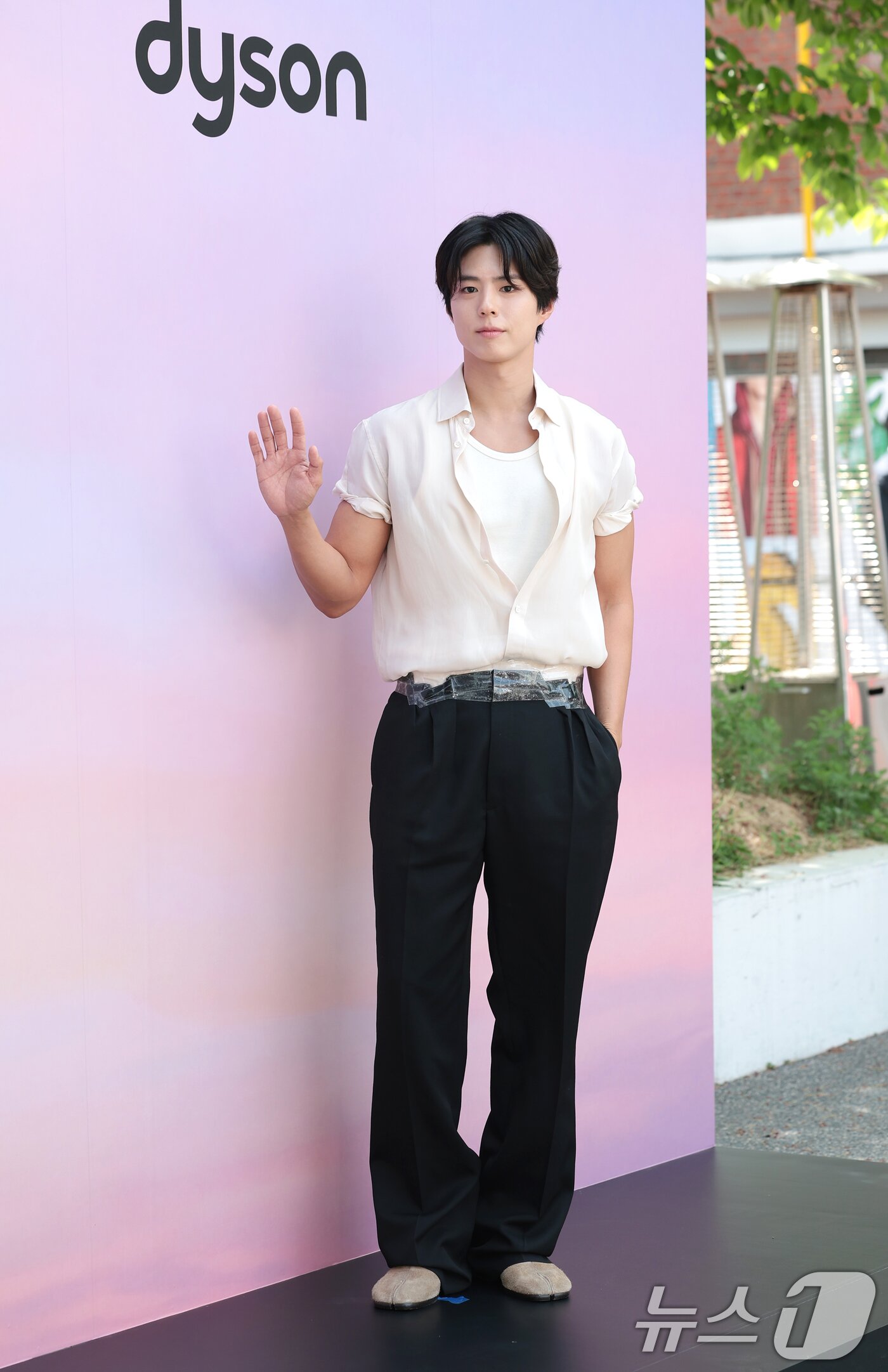 본문 이미지 - 배우 박보검이 23일 서울 성동구 쎈느성수에서 열린 다이슨코리아의 여행용 헤어드라이어 '다이슨 슈퍼소닉 트래블' 출시 기념 팝업 스토어 오픈 행사에서 손 인사를 하고 있다. ⓒ 뉴스1 권현진 기자