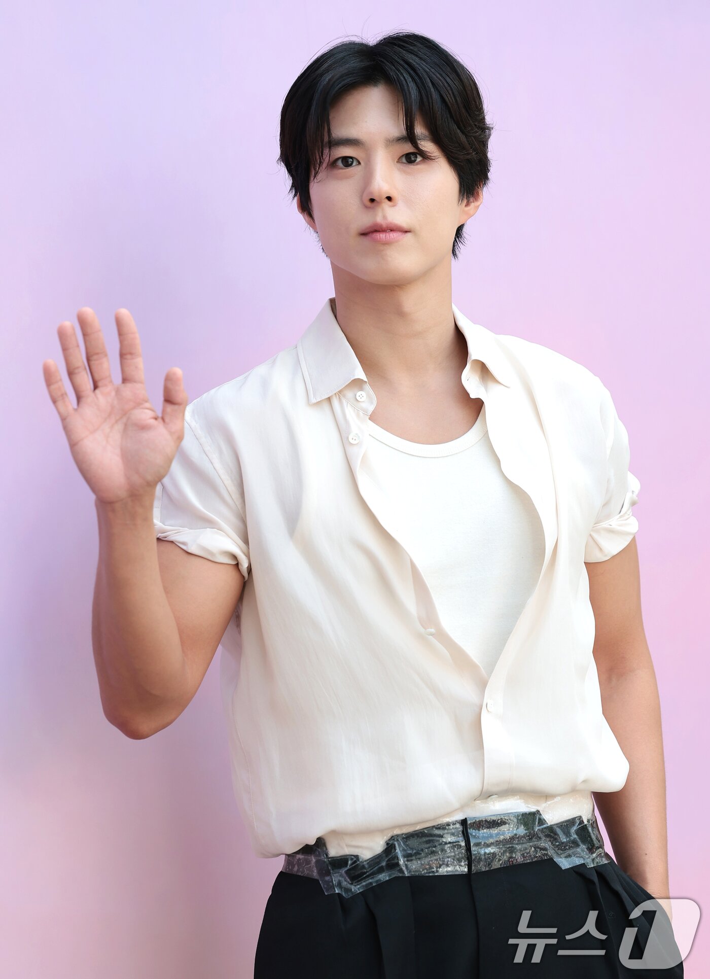 본문 이미지 - 배우 박보검이 23일 서울 성동구 쎈느성수에서 열린 다이슨코리아의 여행용 헤어드라이어 '다이슨 슈퍼소닉 트래블' 출시 기념 팝업 스토어 오픈 행사에서 포즈를 취하고 있다. ⓒ 뉴스1 권현진 기자