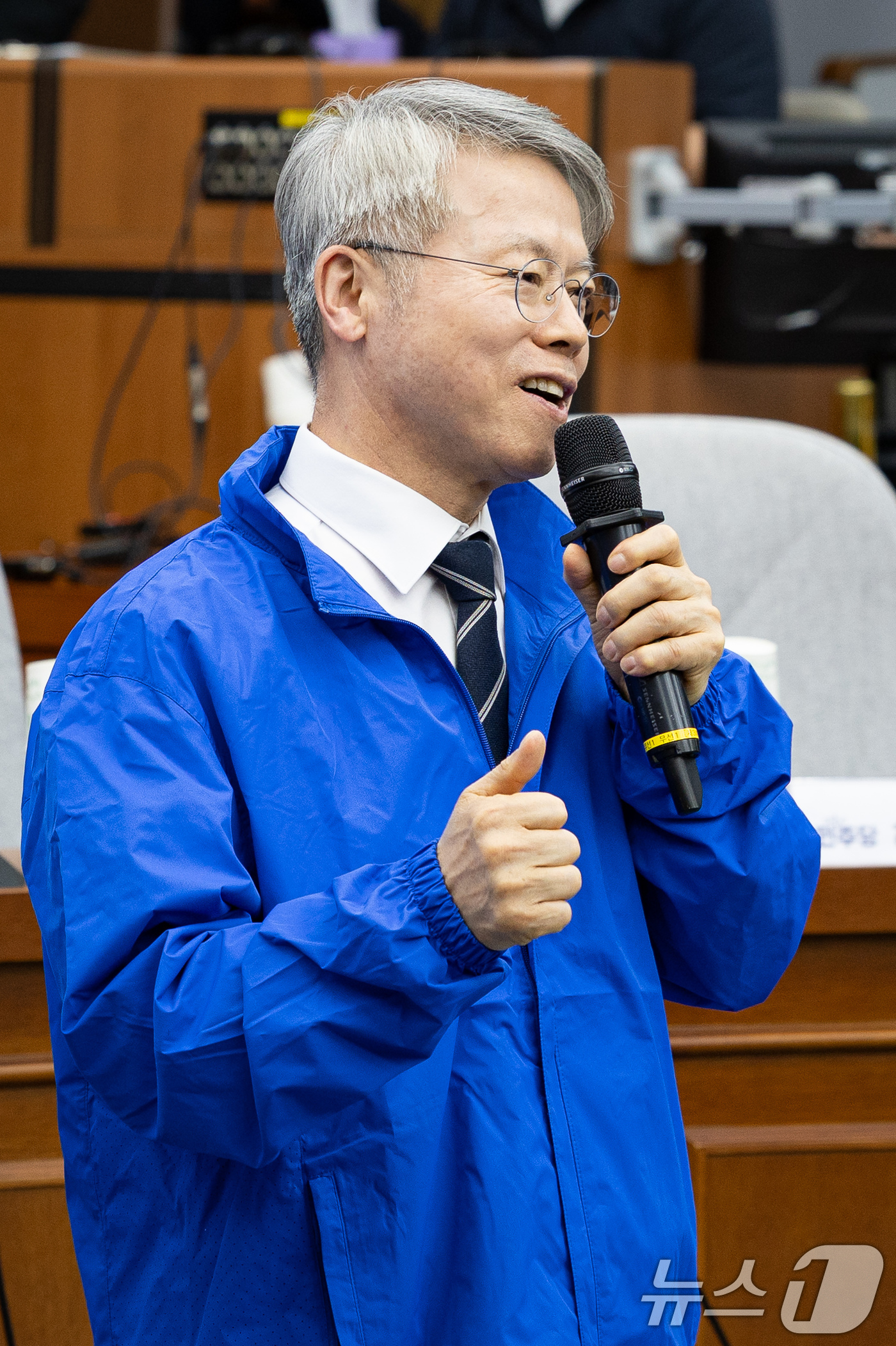 (서울=뉴스1) 유승관 기자 = 민형배 더불어민주당 전남광주통합특별시장 후보가 23일 서울 여의도 국회에서 열린 더불어민주당 16개 광역단체장 후보 연석회의에서 결의를 다지고 있다 …