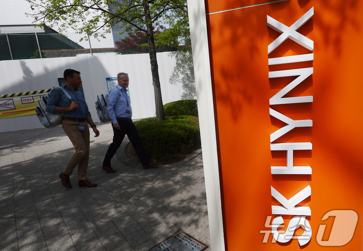 (이천=뉴스1) 김민지 기자 = SK하이닉스가 올해 1분기 영업이익 37조원을 돌파하며 역대 최대 실적을 달성했다.23일 SK하이닉스에 따르면 올해 1분기 매출과 영업이익이 각각 …