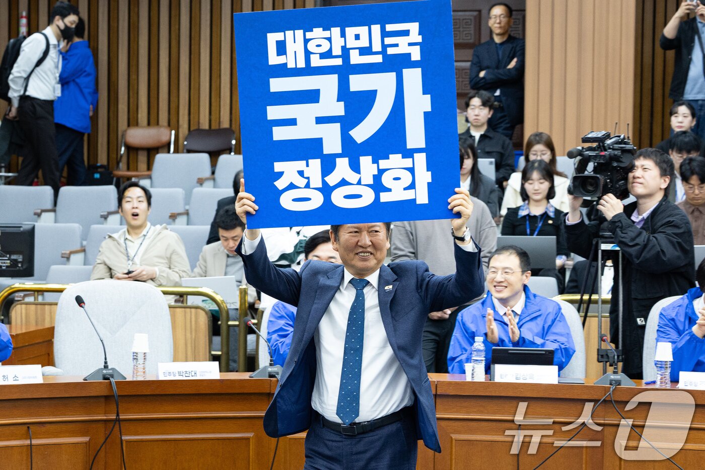 본문 이미지 - 정청래 더불어민주당 대표가 23일 서울 여의도 국회에서 열린 더불어민주당 16개 광역단체장 후보 연석회의에 앞서 '대한민국 국가 정상화' 팻말을 들고 입장하고 있다. 2026.4.23 ⓒ 뉴스1 유승관 기자