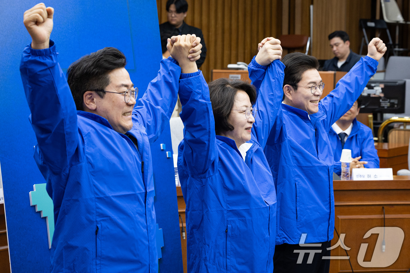 (서울=뉴스1) 유승관 기자 = 더불어민주당 박찬대 인천시장 후보(왼쪽부터), 추미애 경기도지사 후보, 정원오 서울시장 후보가 23일 서울 여의도 국회에서 열린 더불어민주당 16개 …