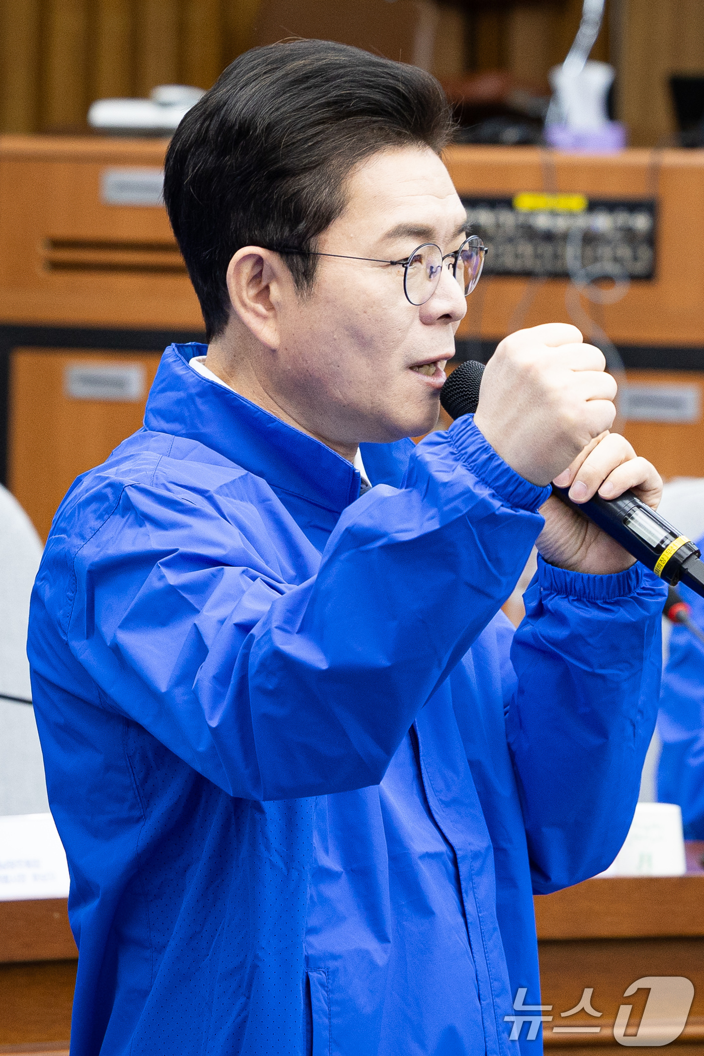 (서울=뉴스1) 유승관 기자 = 정원오 더불어민주당 서울시장 후보가 23일 서울 여의도 국회에서 열린 더불어민주당 16개 광역단체장 후보 연석회의에서 결의를 다지고 있다. 2026 …