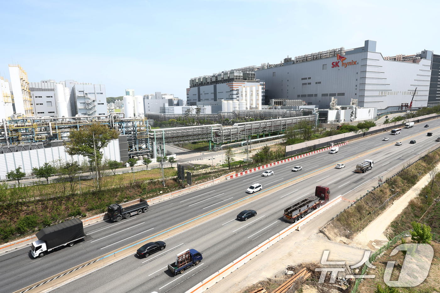 (이천=뉴스1) 김민지 기자 = SK하이닉스가 올해 1분기 영업이익 37조원을 돌파하며 역대 최대 실적을 달성했다.23일 SK하이닉스에 따르면 올해 1분기 매출과 영업이익이 각각 …