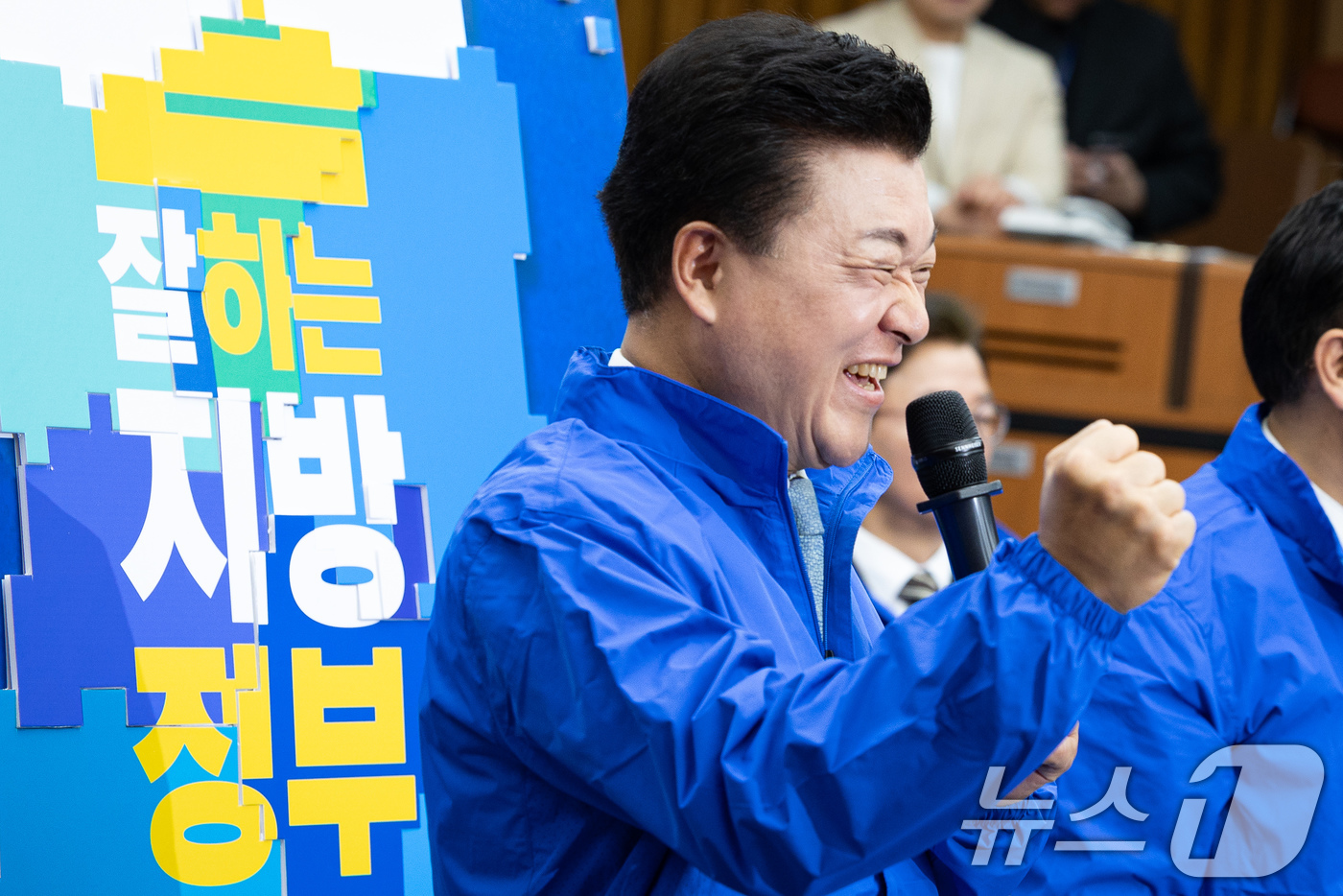 (서울=뉴스1) 유승관 기자 = 신용한 더불어민주당 충청북도지사 후보가 23일 서울 여의도 국회에서 열린 더불어민주당 16개 광역단체장 후보 연석회의에서 결의를 다지고 있다. 20 …