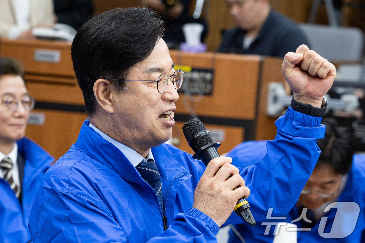 (서울=뉴스1) 유승관 기자 = 허태정 더불어민주당 대전시장 후보가 23일 서울 여의도 국회에서 열린 더불어민주당 16개 광역단체장 후보 연석회의에서 결의를 다지고 있다. 2026 …