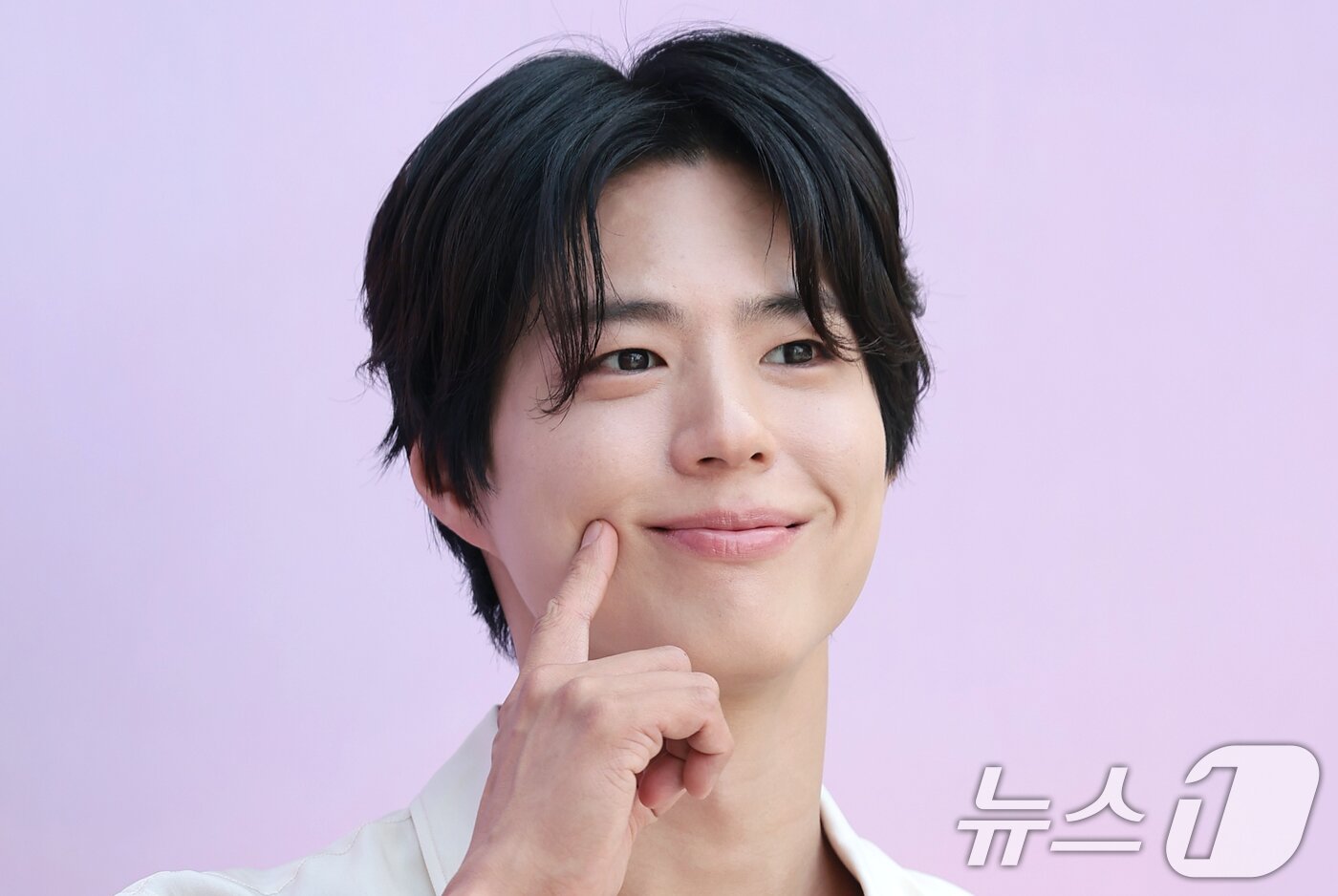 본문 이미지 - 배우 박보검이 23일 서울 성동구 쎈느성수에서 열린 다이슨코리아의 여행용 헤어드라이어 '다이슨 슈퍼소닉 트래블' 출시 기념 팝업 스토어 오픈 행사에서 볼 콕 포즈를 취하고 있다. ⓒ 뉴스1 권현진 기자