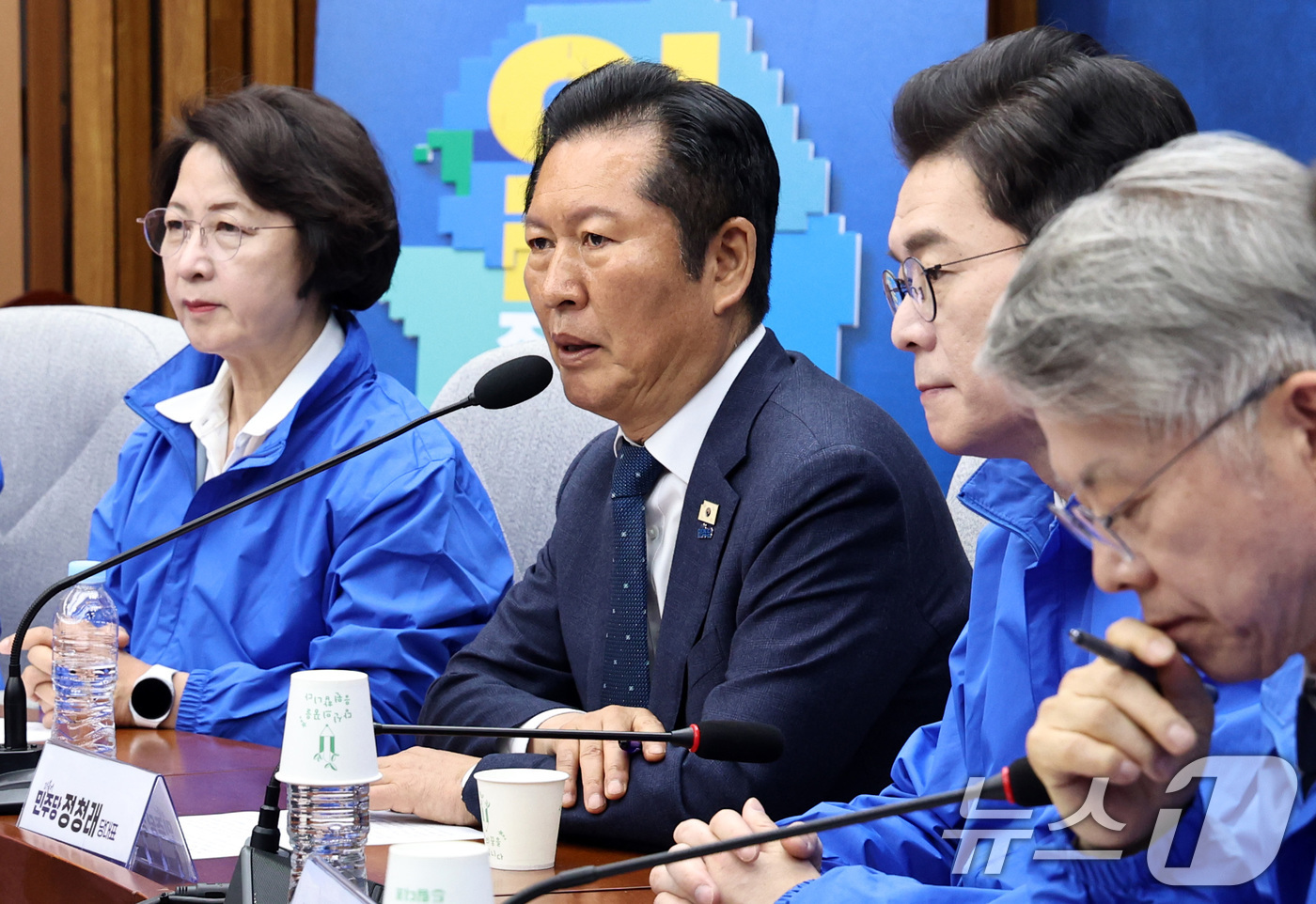 (서울=뉴스1) 구윤성 기자 = 정청래 더불어민주당 대표가 23일 서울 여의도 국회에서 열린 6·3 지방선거 광역단체장 후보 연석회의에서 모두발언을 하고 있다. 왼쪽부터 추미애 경 …