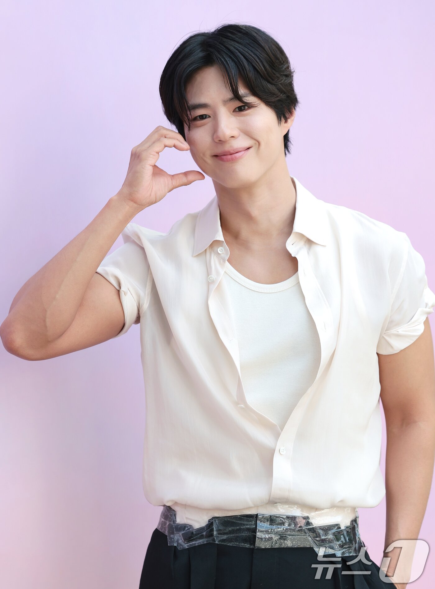 본문 이미지 - 배우 박보검이 23일 서울 성동구 쎈느성수에서 열린 다이슨코리아의 여행용 헤어드라이어 '다이슨 슈퍼소닉 트래블' 출시 기념 팝업 스토어 오픈 행사에서 볼 하트를 그리고 있다. ⓒ 뉴스1 권현진 기자