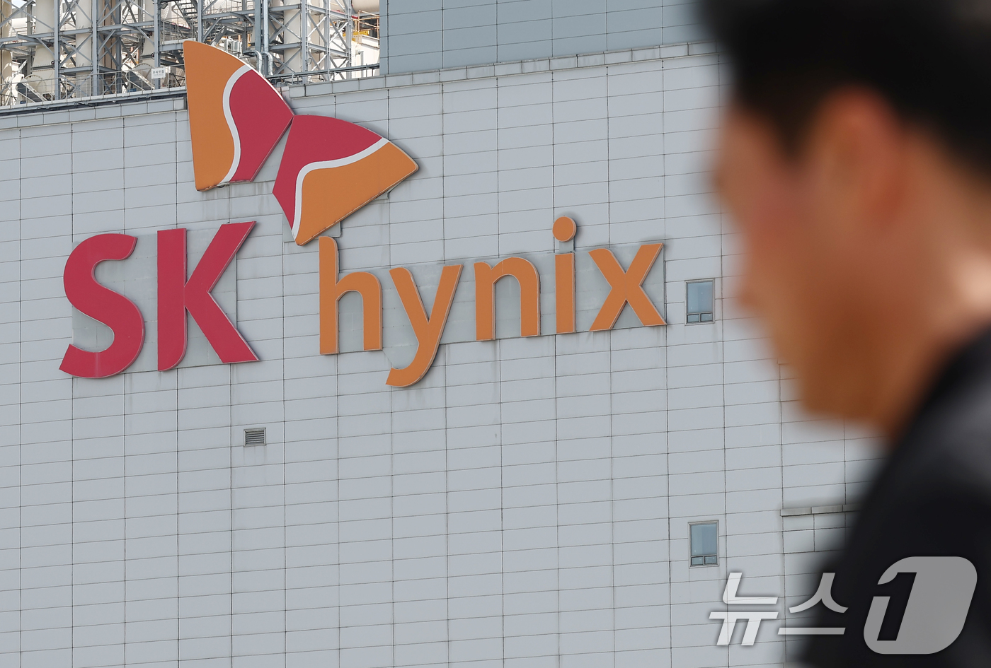 (이천=뉴스1) 김민지 기자 = SK하이닉스가 올해 1분기 영업이익 37조원을 돌파하며 역대 최대 실적을 달성했다.23일 SK하이닉스에 따르면 올해 1분기 매출과 영업이익이 각각 …