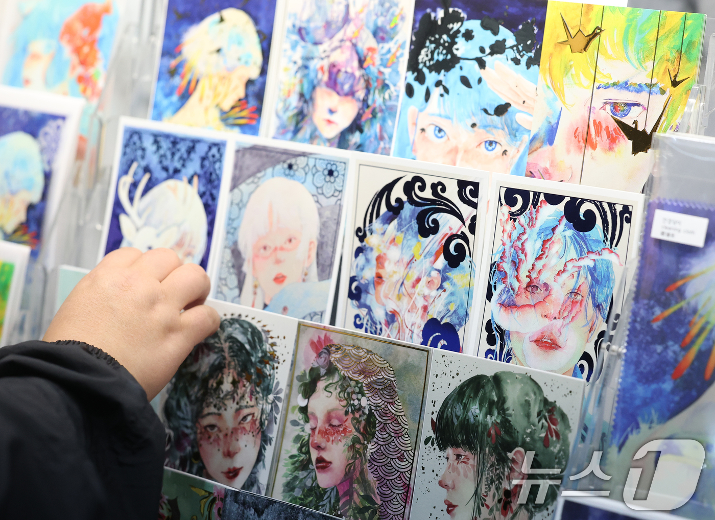 (서울=뉴스1) 오대일 기자 = 23일 서울 강남구 코엑스에서 막을 올린 ‘2026 서울 일러스트코리아’에서 관람객들이 다양한 일러스트 작품과 굿즈를 살펴보고 있다.400여 명의 …