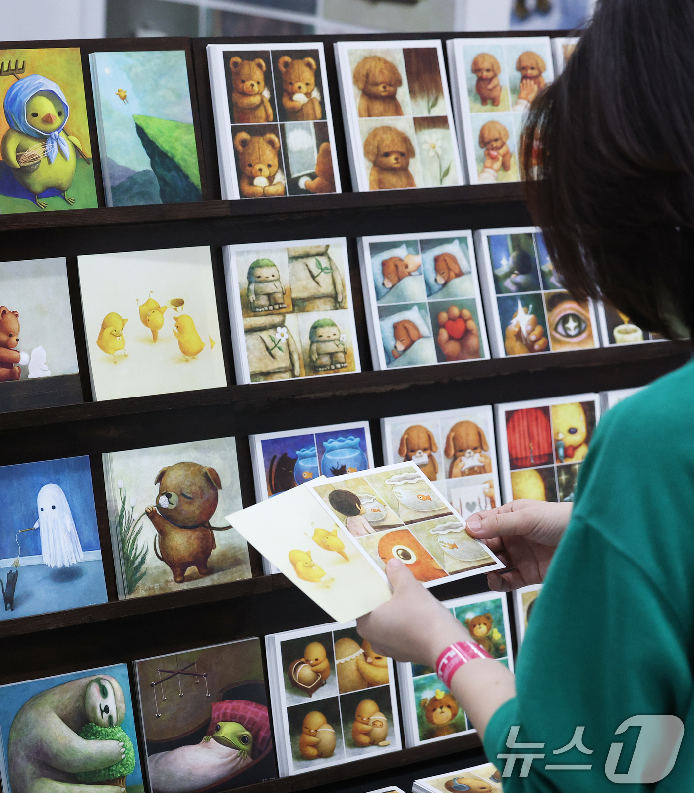 (서울=뉴스1) 오대일 기자 = 23일 서울 강남구 코엑스에서 막을 올린 ‘2026 서울 일러스트코리아’에서 관람객들이 다양한 일러스트 작품과 굿즈를 살펴보고 있다.400여 명의 …