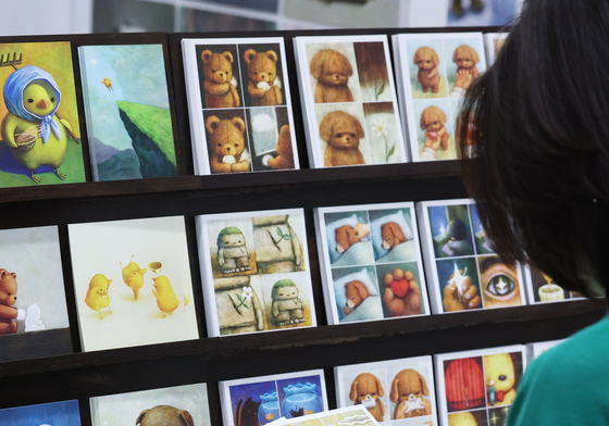 일러스트 작품 강상하는 관람객들