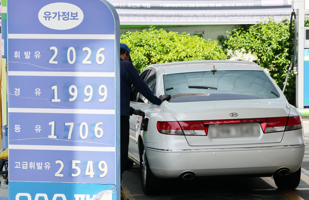 고삐 풀린 경윳 값, 처음 멈춰 섰다…오늘 경유 소비자가격 '어제와 동일'