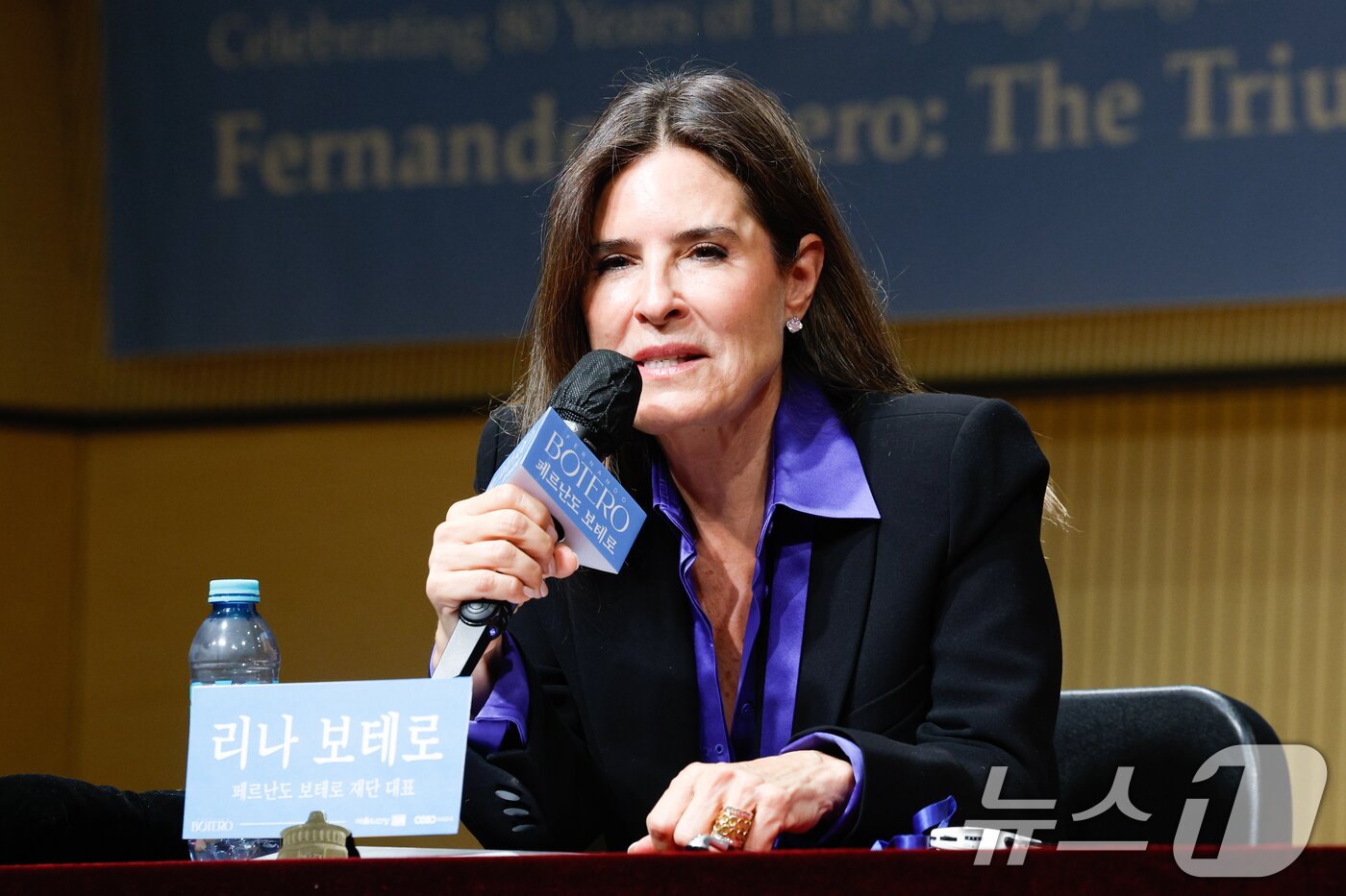 본문 이미지 - 리나 보테로 페르난도 보테로 재단 대표가 23일 서울 서초구 예술의전당에서 '페르난도 보테로: 형태의 미학' 전시 기자간담회를 갖고 있다. ⓒ 뉴스1 안은나 기자