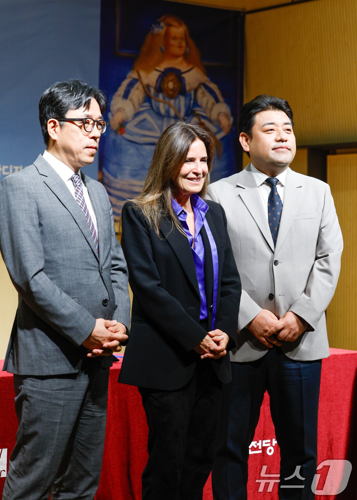 본문 이미지 - 리나 보테로 페르난도 보테로 재단 대표가 23일 서울 서초구 예술의전당에서 '페르난도 보테로: 형태의 미학' 전시 기자간담회를 마친 뒤 기념 촬영을 하고 있다. 왼쪽부터 강욱 씨씨오씨 대표, 리나 대표, 김세연 예술의전당 예술협력본부장. ⓒ 뉴스1 안은나 기자