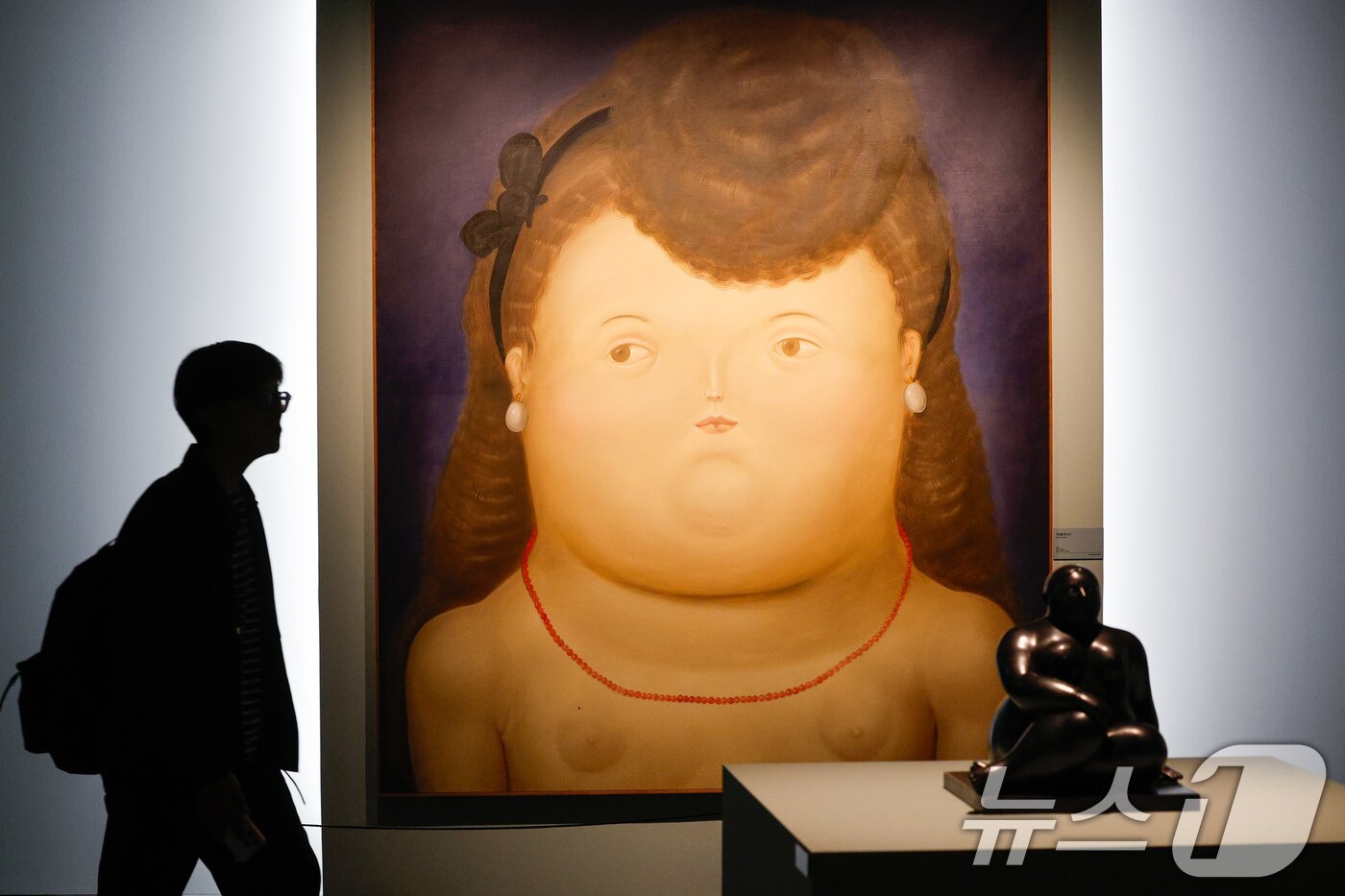 본문 이미지 - 23일 서울 서초구 예술의전당에서 '페르난도 보테로: 형태의 미학' 전시 프레스투어를 찾은 참석자들이 작품을 감상하고 있다. ⓒ 뉴스1 안은나 기자