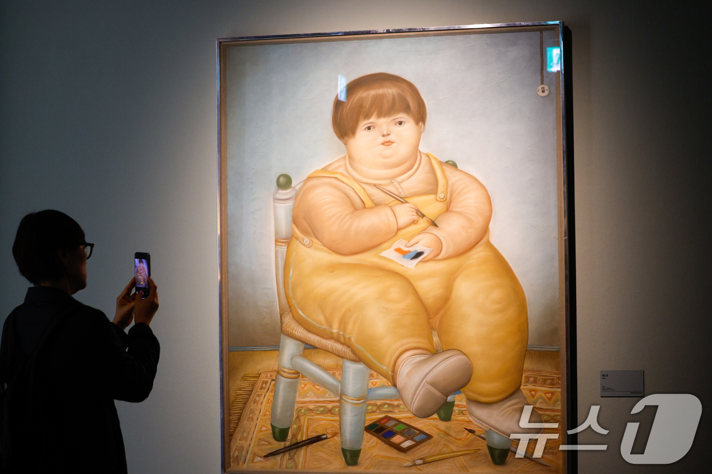 (서울=뉴스1) 안은나 기자 = 23일 서울 서초구 예술의전당에서 '페르난도 보테로: 형태의 미학' 전시 프레스투어를 찾은 참석자들이 작품을 감상하고 있다.콜롬비아 출신의 거장 페 …