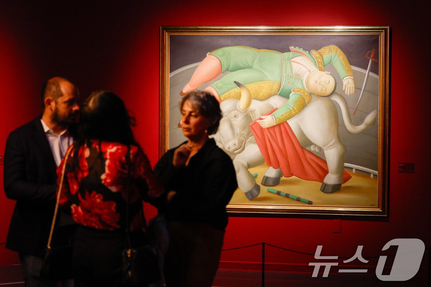 본문 이미지 - 23일 서울 서초구 예술의전당에서 '페르난도 보테로: 형태의 미학' 전시 프레스투어를 찾은 참석자들이 작품을 감상하고 있다. ⓒ 뉴스1 안은나 기자
