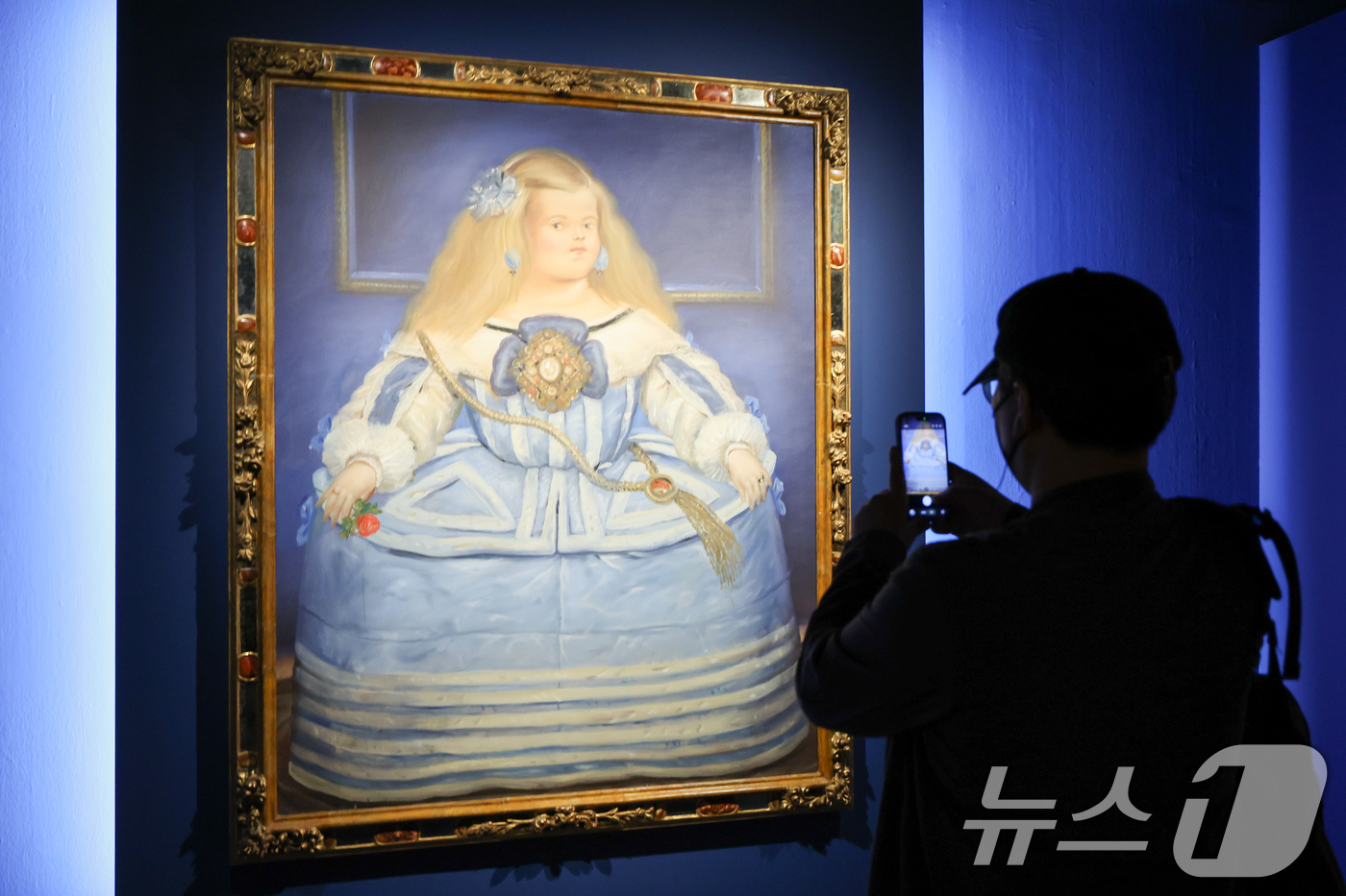 (서울=뉴스1) 안은나 기자 = 23일 서울 서초구 예술의전당에서 '페르난도 보테로: 형태의 미학' 전시 프레스투어를 찾은 참석자들이 작품을 감상하고 있다.콜롬비아 출신의 거장 페 …