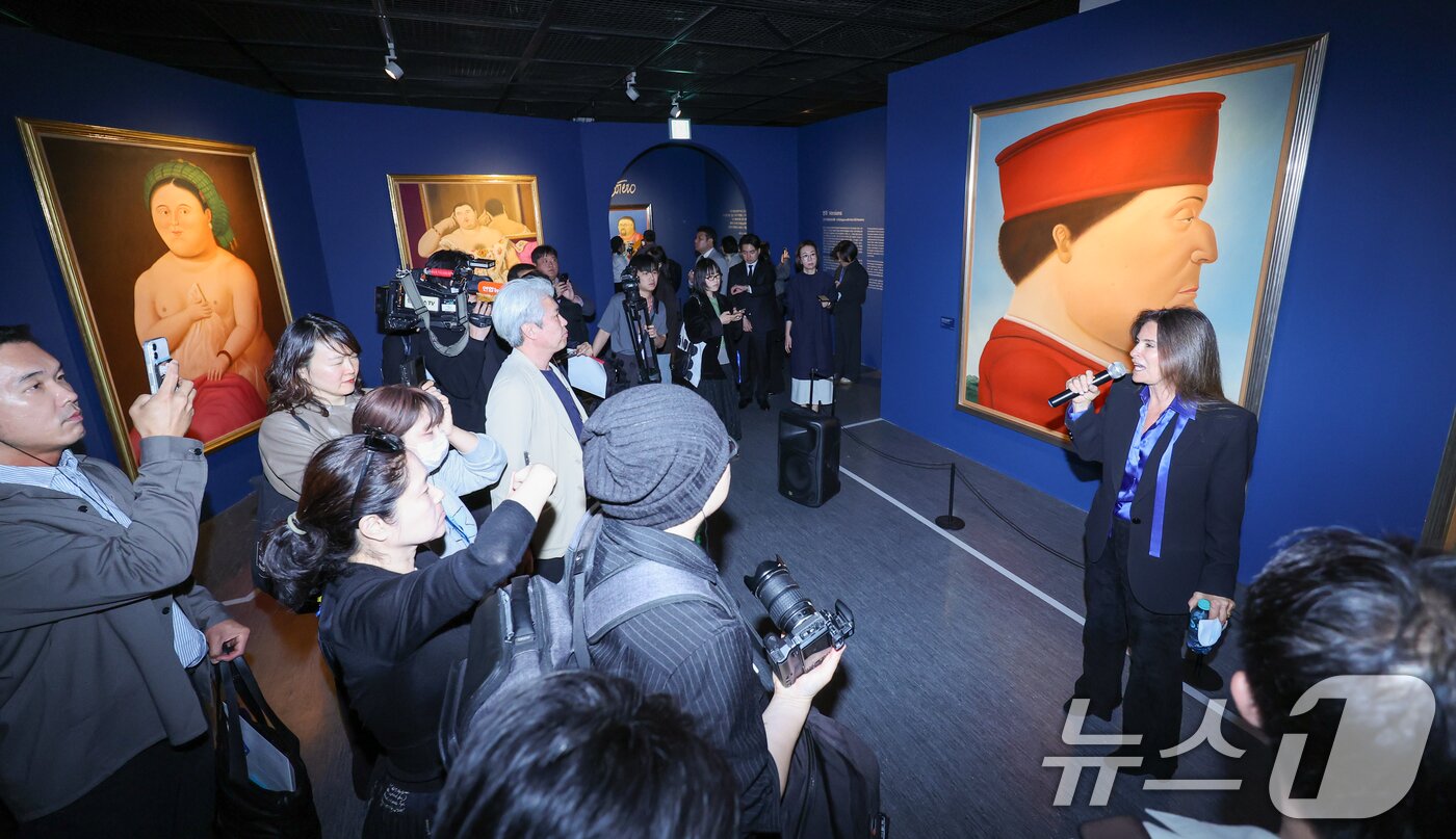 본문 이미지 - 페르난도 보테로의 딸이자 재단 대표인 리나 보테로가 23일 서울 서초구 예술의전당에서 '페르난도 보테로: 형태의 미학' 전시 프레스투어 중 작품 설명을 하고 있다. ⓒ 뉴스1 안은나 기자