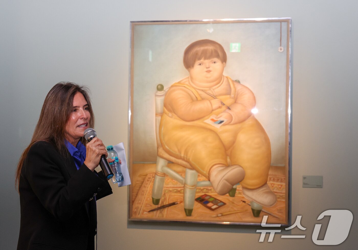 본문 이미지 - 페르난도 보테로의 딸이자 재단 대표인 리나 보테로가 23일 서울 서초구 예술의전당에서 '페르난도 보테로: 형태의 미학' 전시 프레스투어 중 먼저 세상을 떠난 남동생 '페드로' 작품 앞에서 설명을 하고 있다. ⓒ 뉴스1 안은나 기자