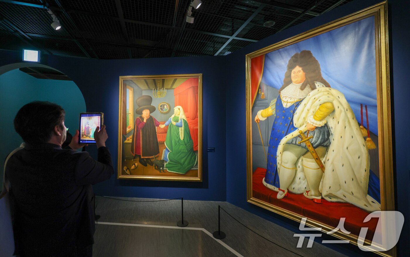 본문 이미지 - 23일 서울 서초구 예술의전당에서 '페르난도 보테로: 형태의 미학' 전시 프레스투어를 찾은 참석자들이 작품을 감상하고 있다.  2026.4.23 ⓒ 뉴스1 안은나 기자