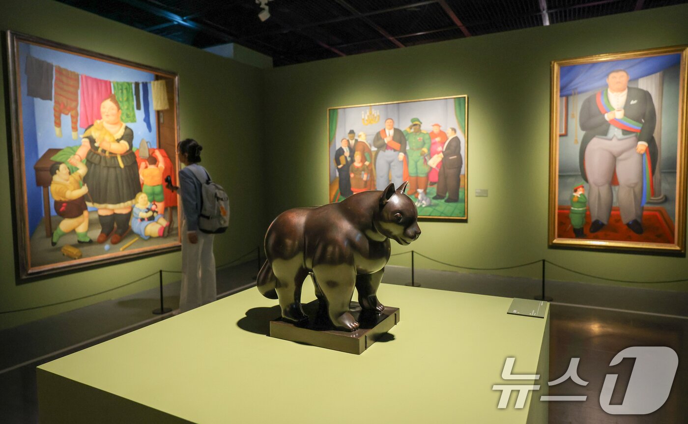 본문 이미지 - 23일 서울 서초구 예술의전당에서 '페르난도 보테로: 형태의 미학' 전시 프레스투어를 찾은 참석자들이 작품을 감상하고 있다. ⓒ 뉴스1 안은나 기자