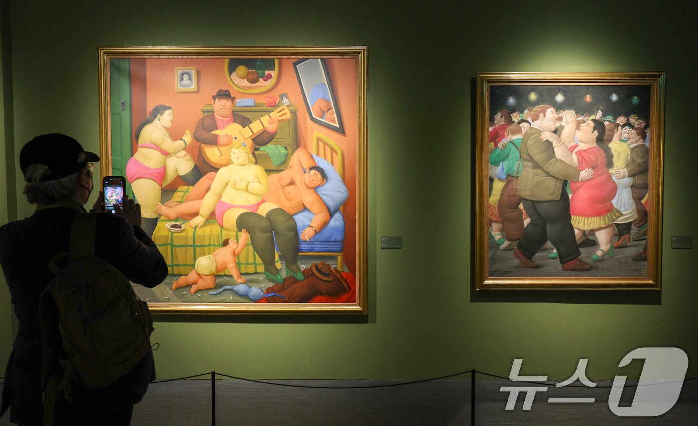 본문 이미지 - 23일 서울 서초구 예술의전당에서 '페르난도 보테로: 형태의 미학' 전시 프레스투어를 찾은 참석자들이 작품을 감상하고 있다.  2026.4.23 ⓒ 뉴스1 안은나 기자