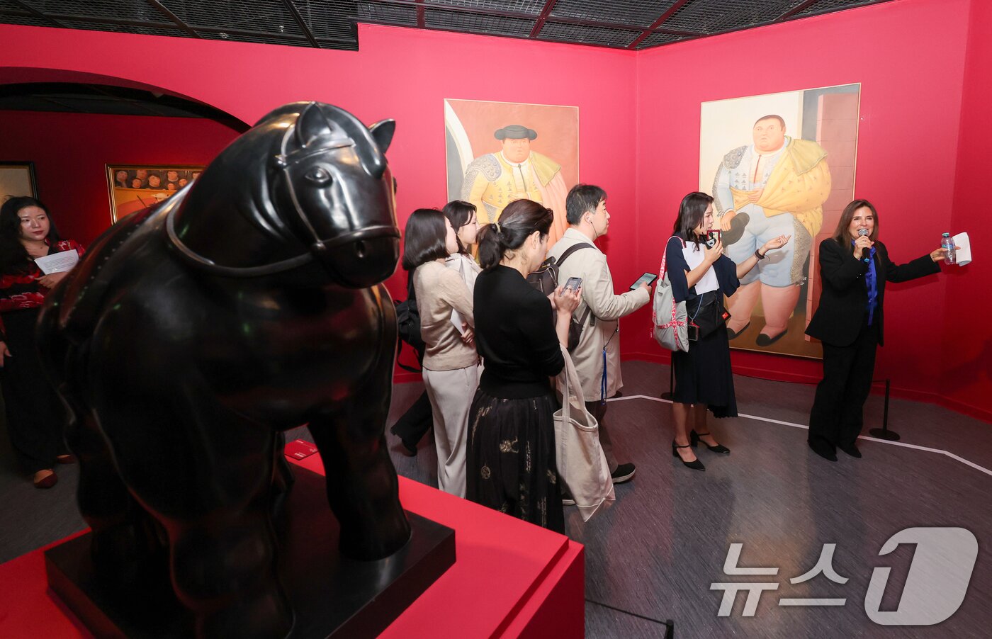 본문 이미지 - 페르난도 보테로의 딸이자 재단 대표인 리나 보테로가 23일 서울 서초구 예술의전당에서 '페르난도 보테로: 형태의 미학' 전시 프레스투어 중 작품 설명을 하고 있다. ⓒ 뉴스1 안은나 기자