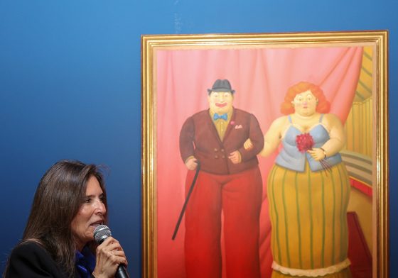 작품 설명하는 리나 보테로