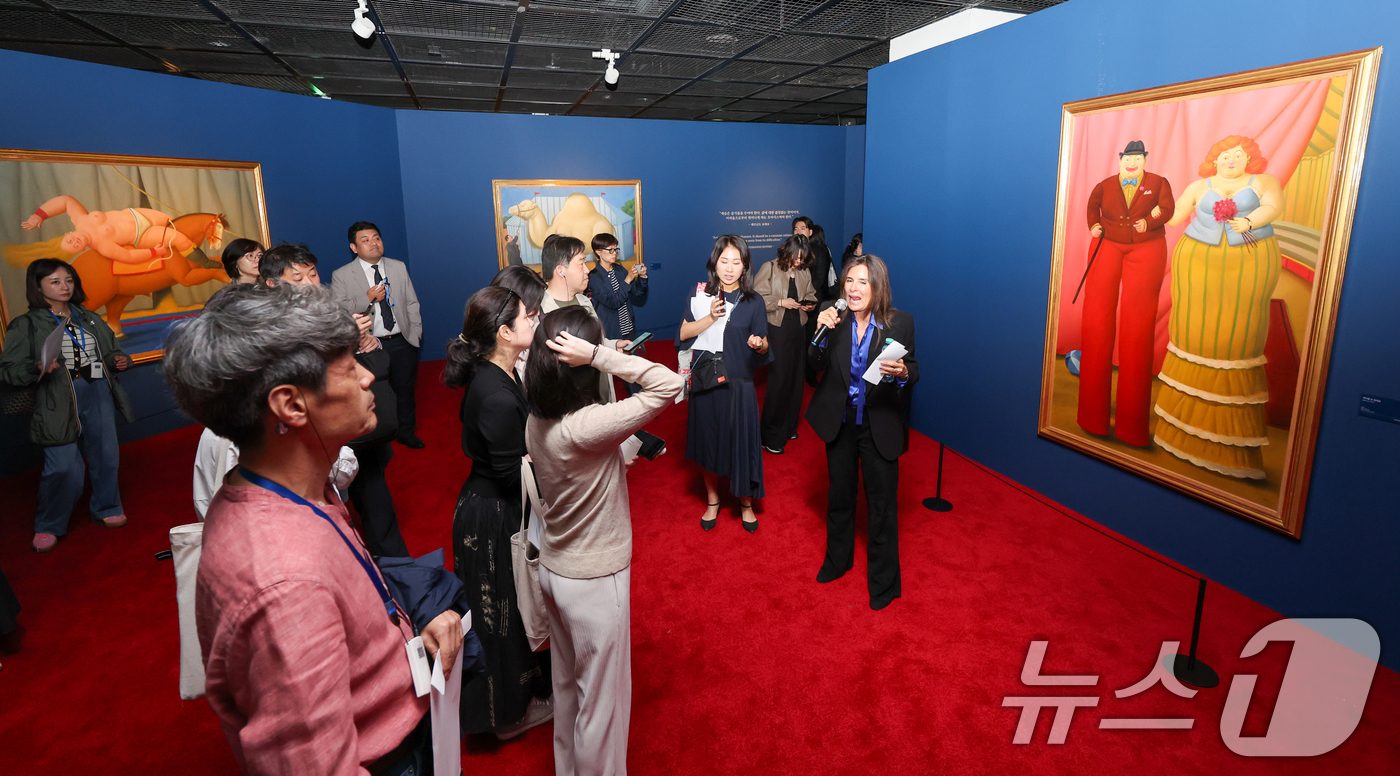 (서울=뉴스1) 안은나 기자 = 페르난도 보테로의 딸이자 재단 대표인 리나 보테로가 23일 서울 서초구 예술의전당에서 '페르난도 보테로: 형태의 미학' 전시 프레스투어 중 '죽마를 …