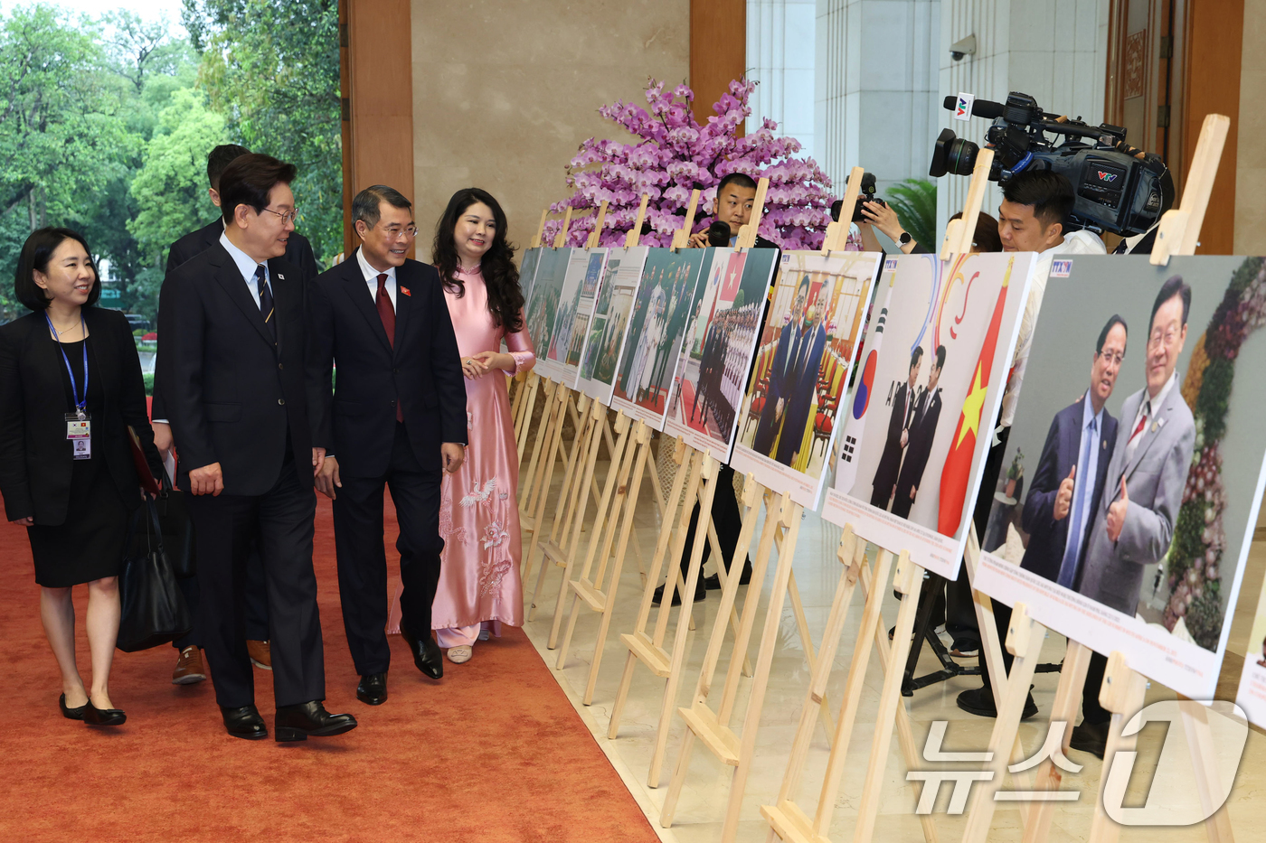 (하노이(베트남)=뉴스1) 이재명 기자 = 베트남을 국빈 방문 중인 이재명 대통령이 23일(현지시간) 하노이 총리실에서 레 민 흥 총리와 한-베트남 외교 관련 전시 사진을 관람하고 …