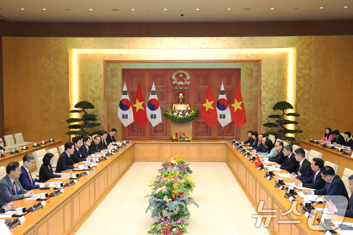 (하노이(베트남)=뉴스1) 이재명 기자 = 베트남을 국빈 방문 중인 이재명 대통령이 23일(현지시간) 하노이 총리실에서 레 민 흥 총리와 면담하고 있다. 2026.4.23/뉴스1