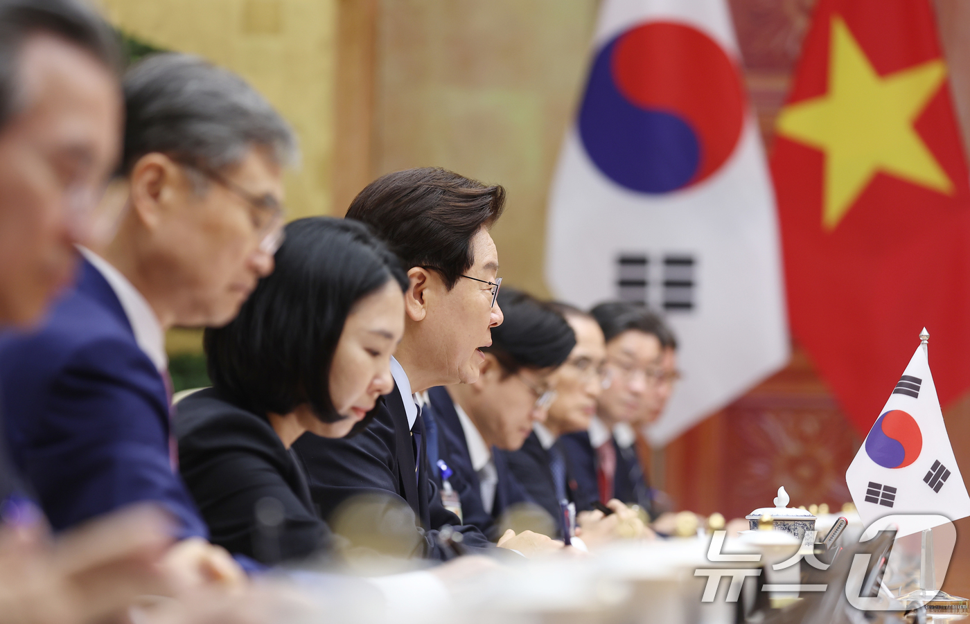 (하노이(베트남)=뉴스1) 이재명 기자 = 베트남을 국빈 방문 중인 이재명 대통령이 23일(현지시간) 하노이 총리실에서 레 민 흥 총리와 면담하고 있다. 2026.4.23/뉴스1