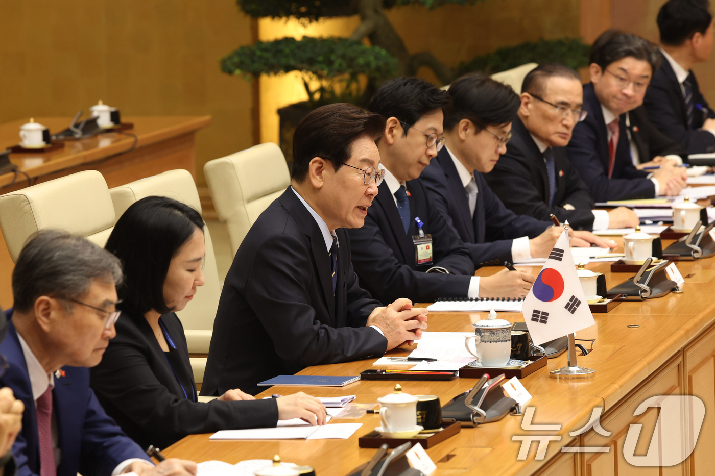 (하노이(베트남)=뉴스1) 이재명 기자 = 베트남을 국빈 방문 중인 이재명 대통령이 23일(현지시간) 하노이 총리실에서 레 민 흥 총리와 면담하고 있다. 2026.4.23/뉴스1