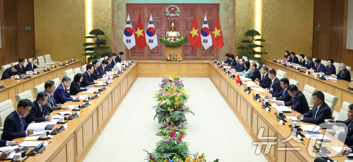 (하노이(베트남)=뉴스1) 이재명 기자 = 베트남을 국빈 방문 중인 이재명 대통령이 23일(현지시간) 하노이 총리실에서 레 민 흥 총리와 면담하고 있다. 2026.4.23/뉴스1