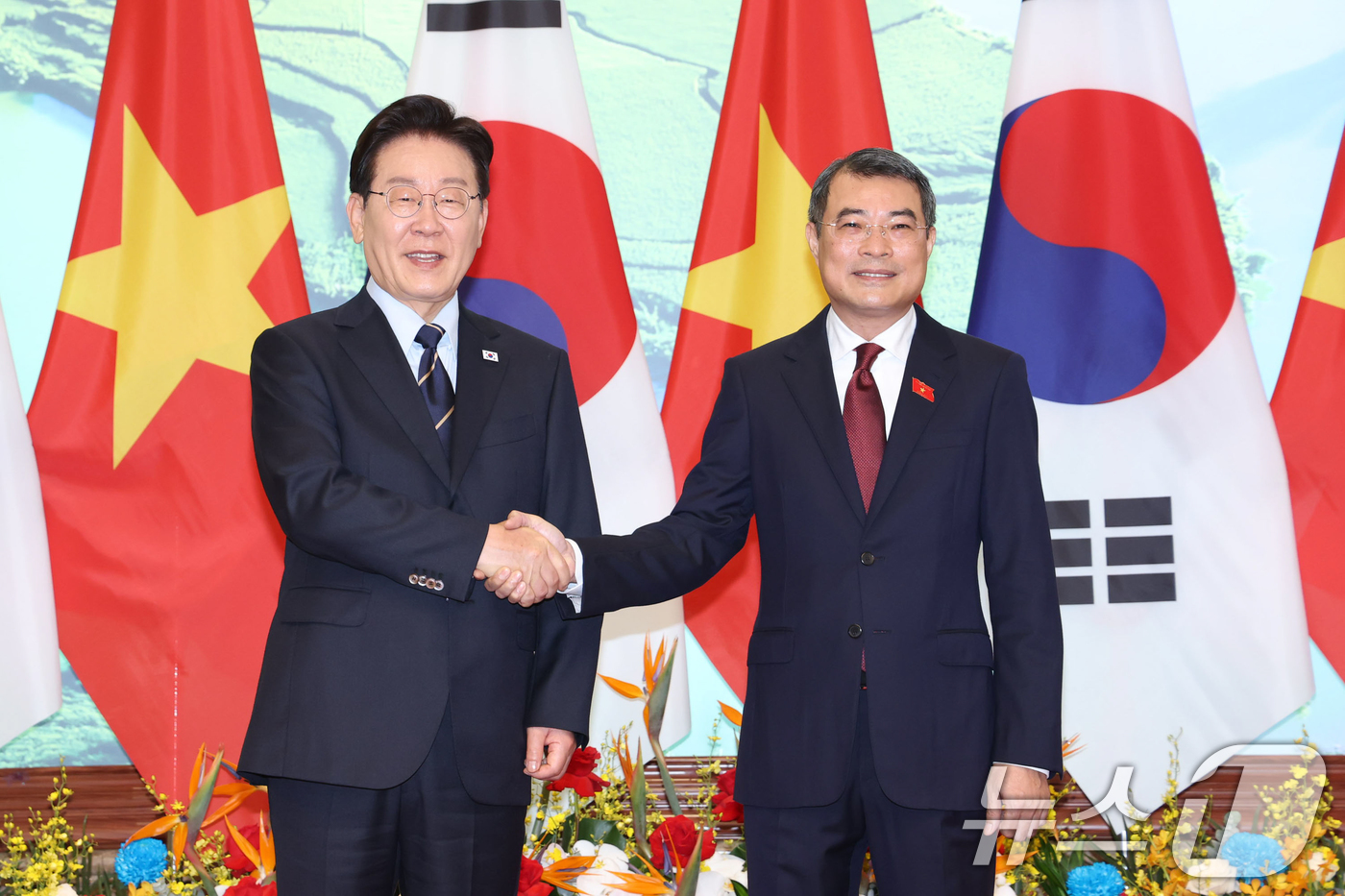 (하노이(베트남)=뉴스1) 이재명 기자 = 베트남을 국빈 방문 중인 이재명 대통령이 23일(현지시간) 하노이 총리실에서 레 민 흥 총리와 면담에 앞서 기념촬영을 하고 있다. 202 …