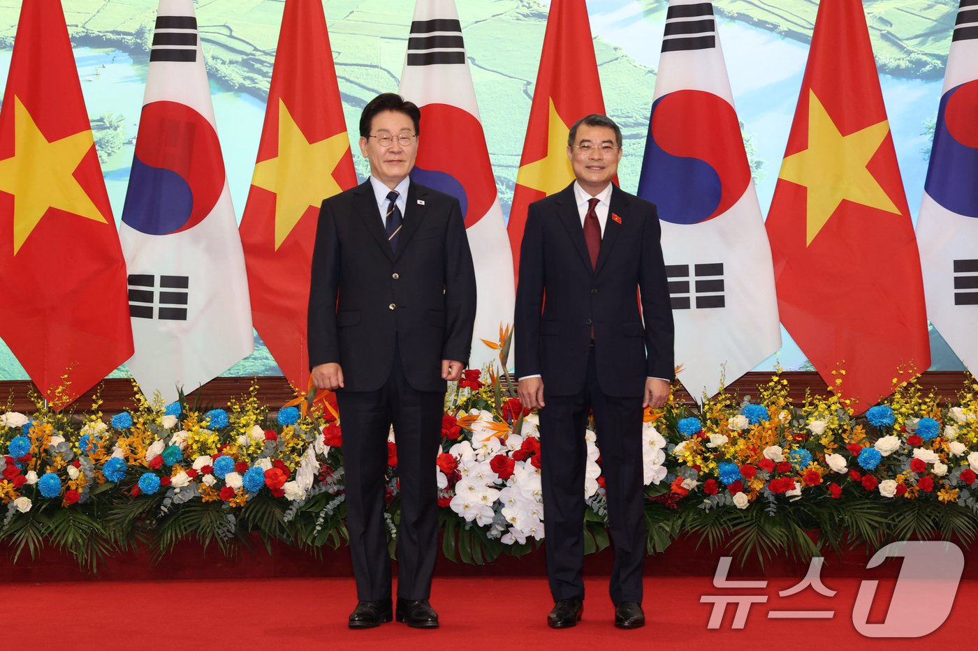 (하노이(베트남)=뉴스1) 이재명 기자 = 베트남을 국빈 방문 중인 이재명 대통령이 23일(현지시간) 하노이 총리실에서 레 민 흥 총리와 면담에 앞서 기념촬영을 하고 있다. 202 …