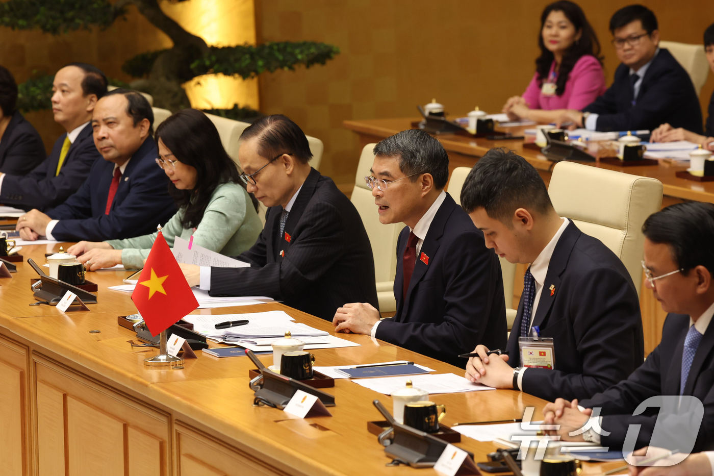 (하노이(베트남)=뉴스1) 이재명 기자 = 레 민 흥 베트남 총리가 23일(현지시간) 하노이 총리실에서 국빈 방문 중인 이재명 대통령과 면담하고 있다. 2026.4.23/뉴스1